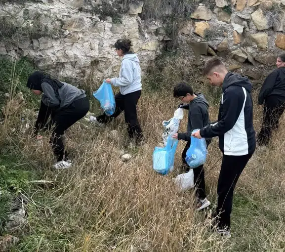 Bayburt Lisesi öğrencileri hem tarihi keşfetti hem de kaleyi temizledi