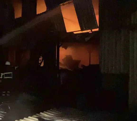 Biga Sanayi Sitesi'nde gece yarısı paniği: Hurda dükkanında yangın çıktı