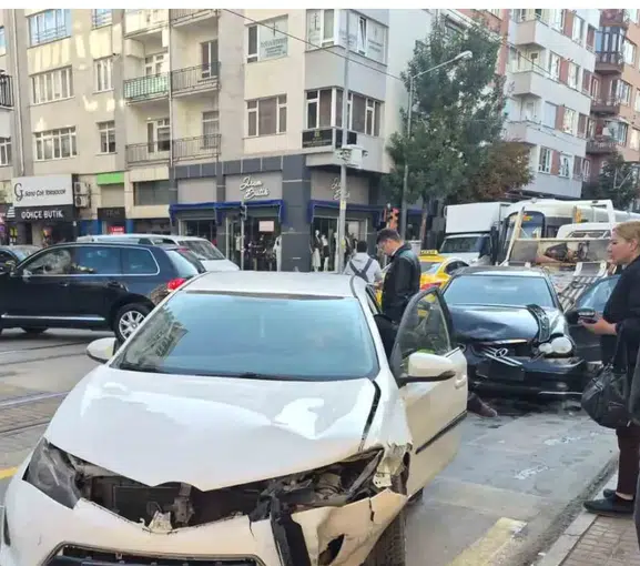 Eskişehir’de kafa kafaya kaza: Tramvay seferleri aksadı