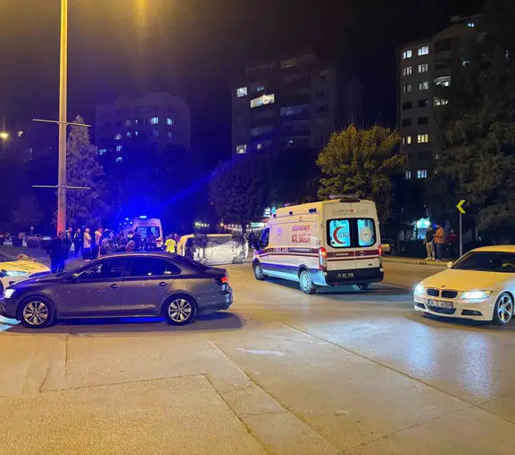 Eskişehir’de Kavşakta Çarpışan Otomobil Yan Yattı