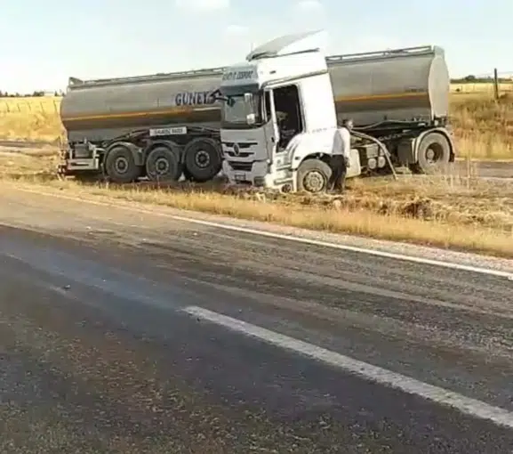 Siirt'te Çakıl Tehlikesi: Tır Yoldan Çıktı, Sürücü Şans Eseri Kurtuldu