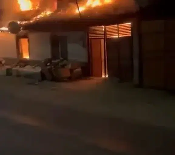 Karacabey'de Geceyi Aydınlatan Yangın: Ev Küle Döndü
