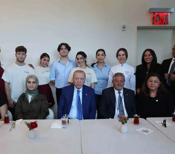 Erdoğan'dan New York'ta sürpriz mola: BM Genel Merkezi'nden Türkevi'ne yürürken pastaneye uğradı
