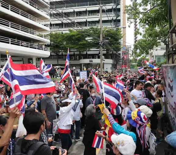 Bangkok'ta İsrail Büyükelçiliği önünde toprak satışı ve turist davranışları protestosu