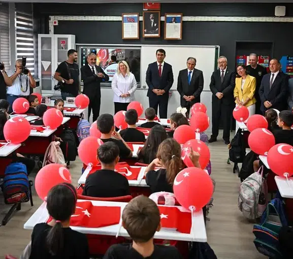 Uşak'ta 63 bin öğrenci için ders zili çaldı: Vali Kartal'dan yeni dönem mesajı