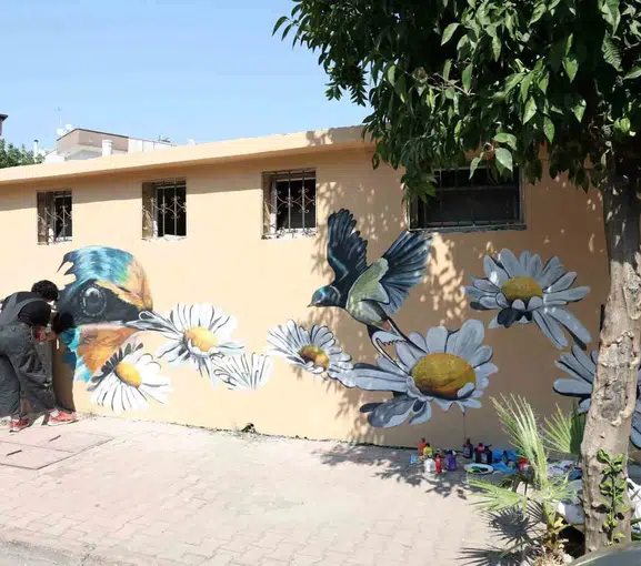 Akdeniz'de parklar betonun soğuk yüzünden kurtulup sanatla buluşuyor