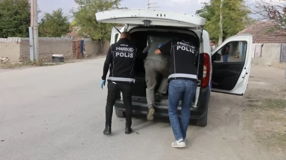 Polisten Alpu’da Uygulama: Uyuşturucu ve Silah Ele Geçirildi