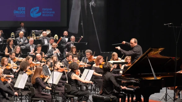 EBB Senfoni Orkestrası ve Cem Babacan Ayakta Alkışlandı