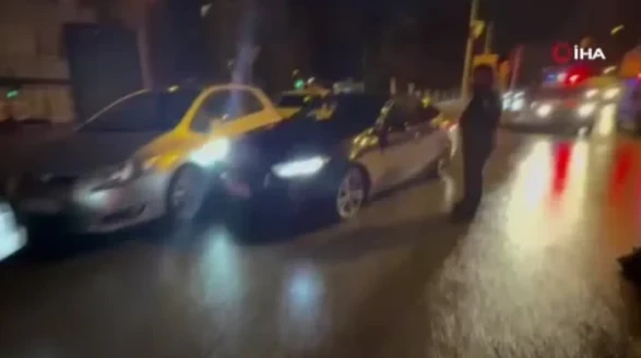 Eskişehir’de İlginç Müdahale: Direksiyon Başında Sızan Sürücü Arabadan Böyle Çıkarıldı