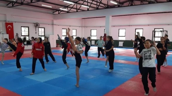 Gençler Taekwondo ile Hem Güçleniyor Hem Öğreniyor