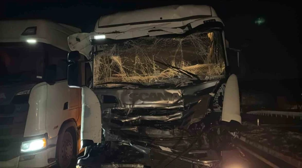 Afyonkarahisar’da İki Tır ve Otomobil Çarpıştı: Bir Yaralı