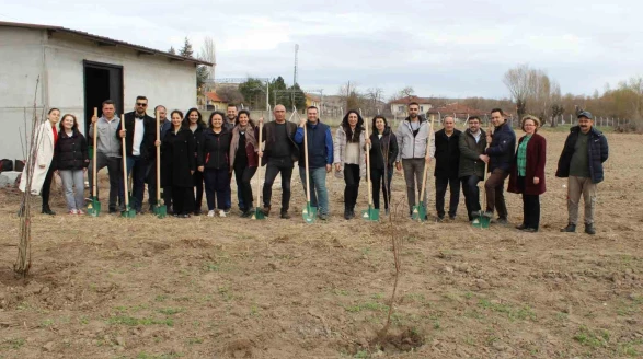 Eskişehir'de yükümlüler 10 çeşit 250 meyve fidanı toprakla buluşturdu