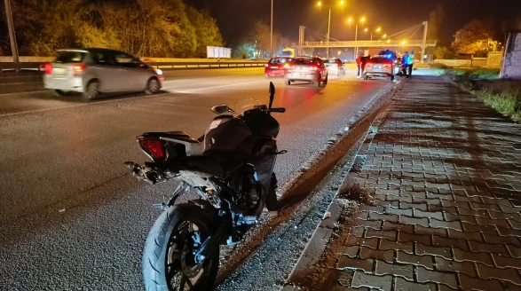 Şerit değiştirirken otomobile çarpan motosiklet kazaya neden oldu