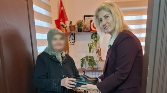 Eskişehir'de Bir Muhtar, Ayakkabısı Olmayan Yaşlı Kadının Yüzünü Güldürdü