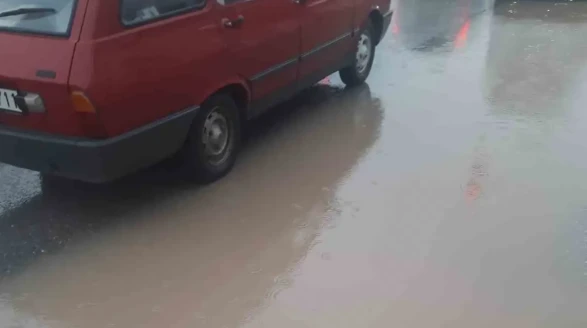 Orhangazi Mahallesi’nde Sağanak Yolları Göle Çevirdi