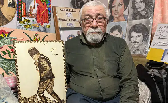 72 Yaşında Sanat Aşkı: Eserlerini Tahtaya Yakarak İşliyor