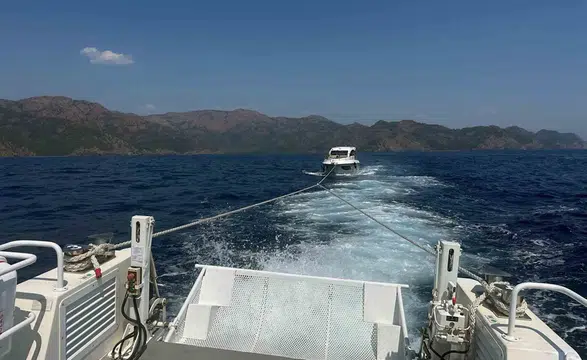 Marmaris açıklarında makine arızası: Sürüklenen yattaki 7 kişi Sahil Güvenlik botuyla tahliye edildi