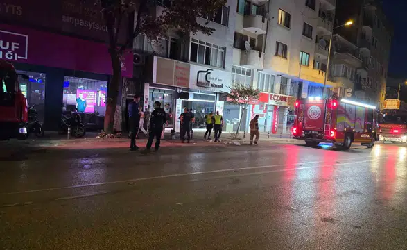 Bursa'da geri dönüşüm deposunda yangın: Apartman sakinleri dumanla panik yaşadı