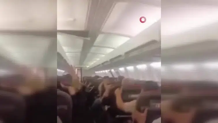 İran’da yolcu uçağında tavan çöktü