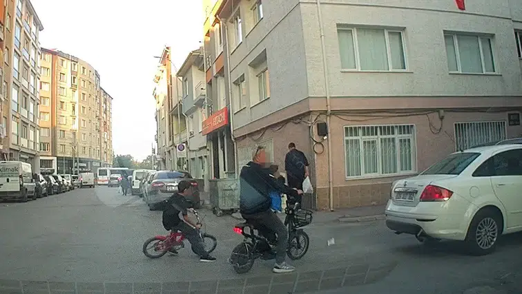 Eskişehir’de bisikletli çocuk kazadan son anda kurtuldu