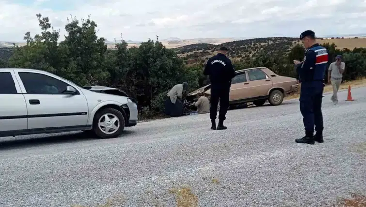 Sivrihisar’da İki Otomobil Çarpıştı: 1’i Ağır 2 Yaralı