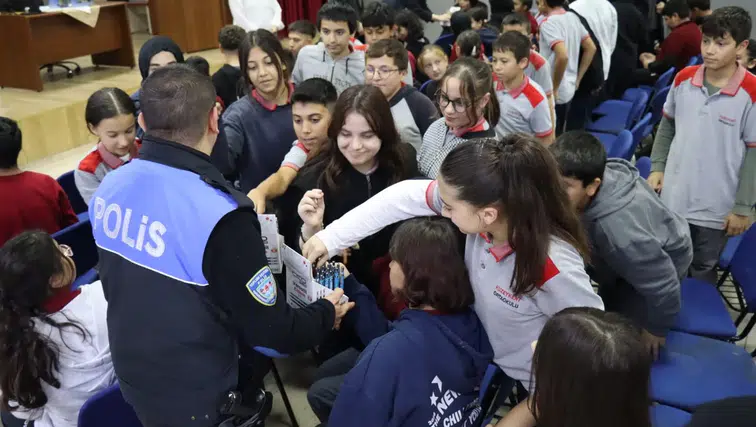 Kastamonu'da polis öğrencilere dijital dünyayı ve güvenliği anlattı