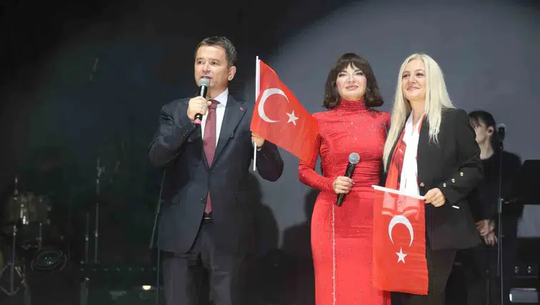Osmangazi'de yağmura rağmen Cumhuriyet coşkusu: Göksel meydanı ısıttı