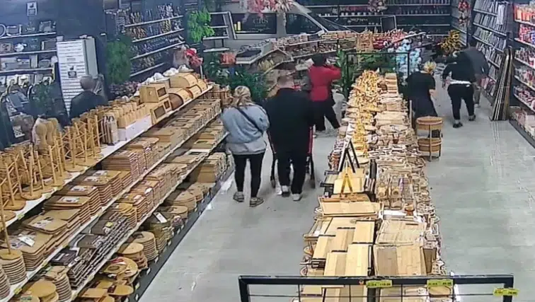 Bursa'da alışveriş keyfi kabusa döndü: Servis aracı züccaciye dükkanına girdi