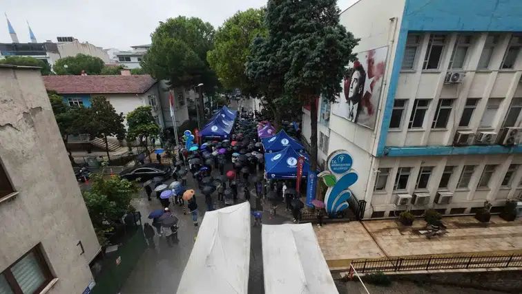 Merkezefendi'de Şeniz Doğan'a Destek: Sağanak Yağışa Rağmen Belediye Önünde Toplandılar