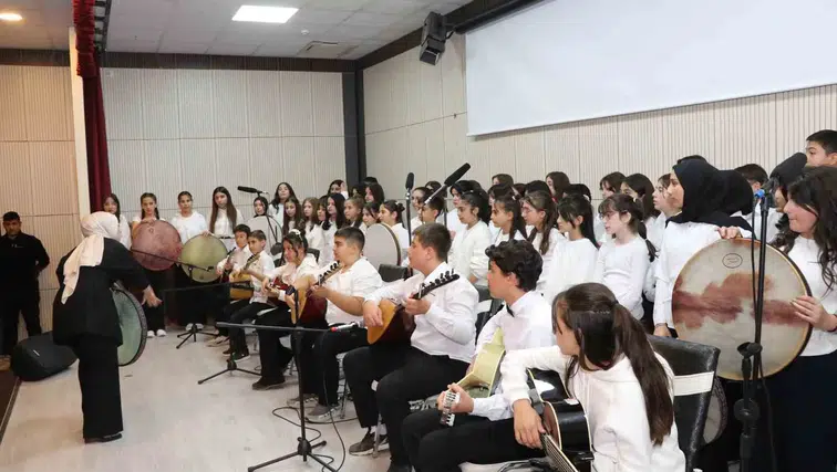 Oltu'da 130 Genç Yetenek Cumhuriyet Coşkusunu Türkülerle Sahneye Taşıdı