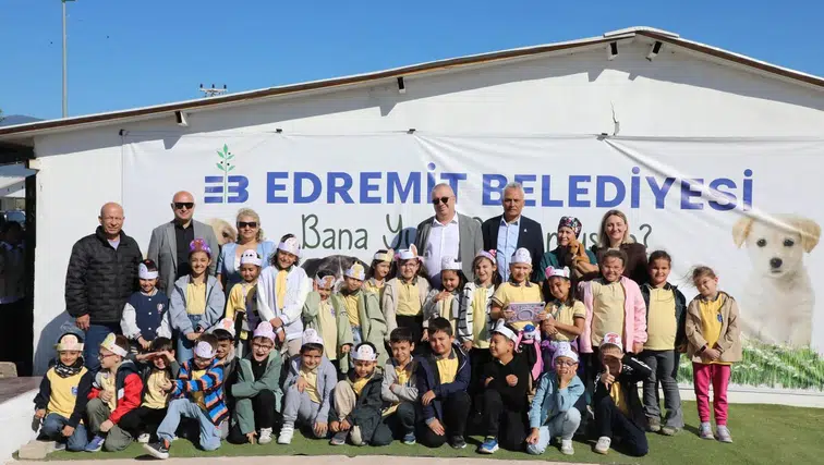 Edremit'te minik öğrenciler sokak hayvanlarıyla buluştu: Geleceğin merhametli nesilleri yetişiyor