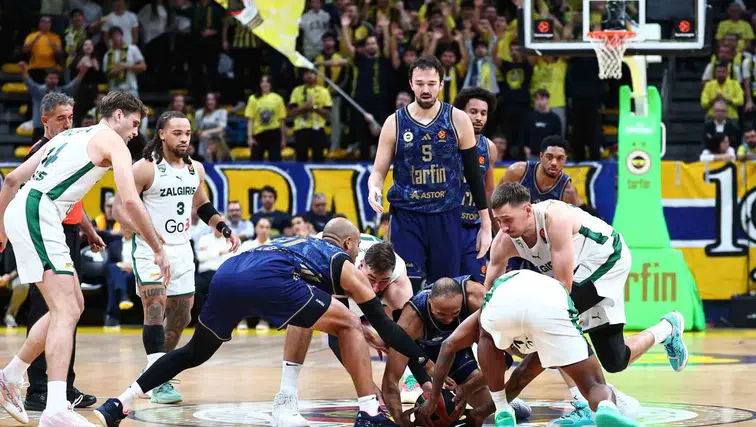 Fenerbahçe Ülker Arena'da Zalgiris'i Farklı Geçerek Zirve Takibini Sürdürdü
