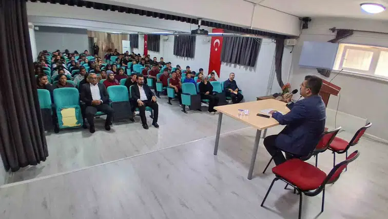 Bozdoğan'da gençlere camilerin sadece ibadet değil birleştirici bir merkez olduğu anlatıldı