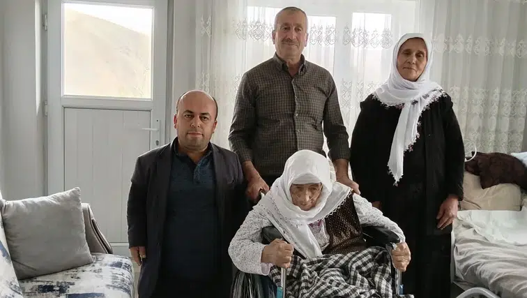 Yüksekova'da bir yüzü güldüren dayanışma: Hatun Alkan tekerlekli sandalyesine kavuştu