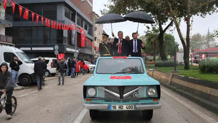 Gürsu sokaklarında nostalji rüzgarı: Cumhuriyet korteji renkli görüntülere sahne oldu