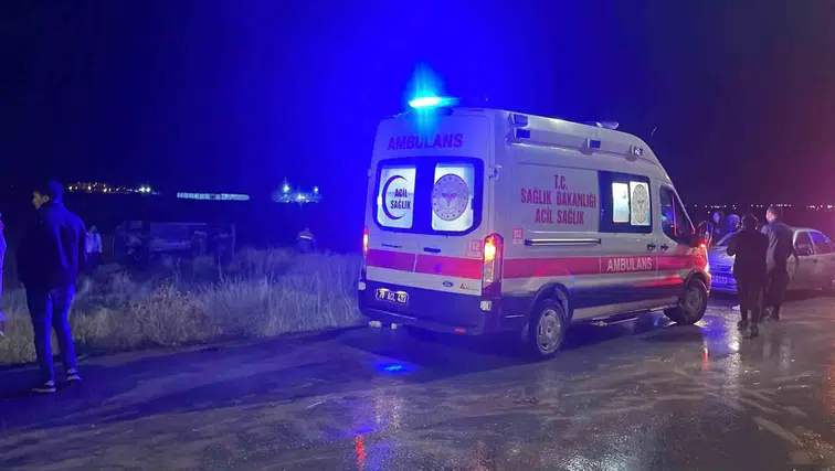 Karaman'da yağışlı havada direksiyon hakimiyetini kaybeden sürücü takla attı