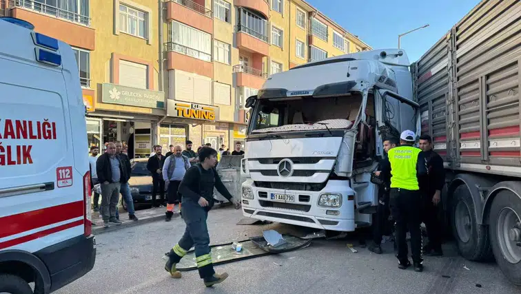Ankara-Konya yolunda tır ve otomobilin karıştığı zincirleme kaza: Bir sürücü araçta sıkıştı