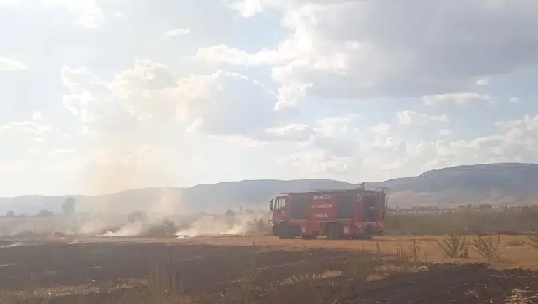 Çivril ovasında korkutan yangın: Ekipler alevleri büyümeden durdurdu