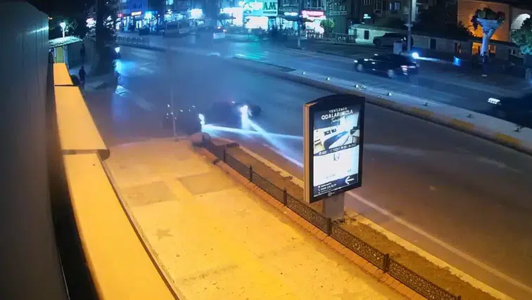 Edirne'de yaya geçidinde motosikletli kaza: Çarpışma anı saniye saniye görüntülendi