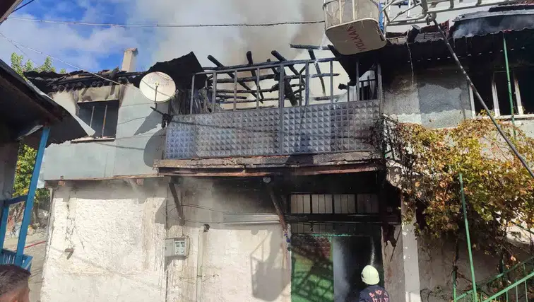 Sandıklı'da ahşap ev yangını: Alevler köye yayılmadan durduruldu