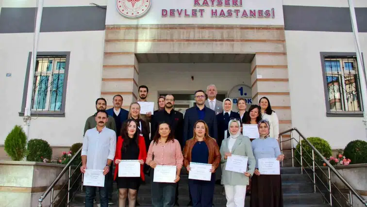 Kayseri'de palyatif bakımda uzmanlaşan hemşireler sertifikalarını aldı