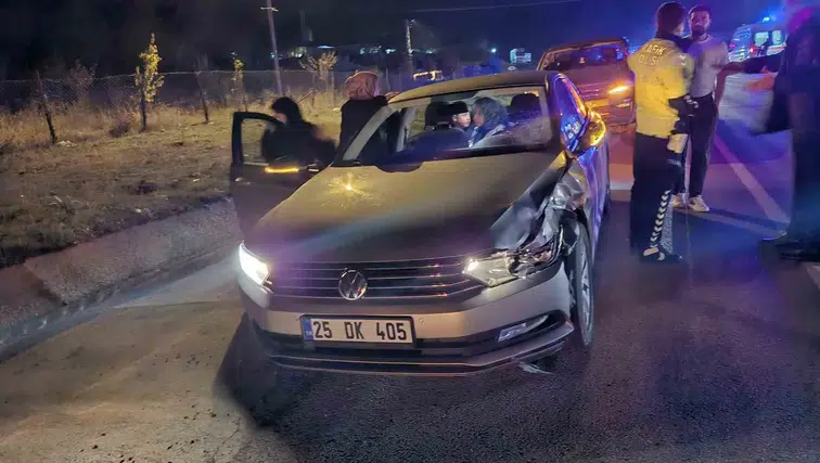 Bingöl'de akaryakıt istasyonuna ulaşmak isteyen iki yaya otomobilin çarpmasıyla ağır yaralandı