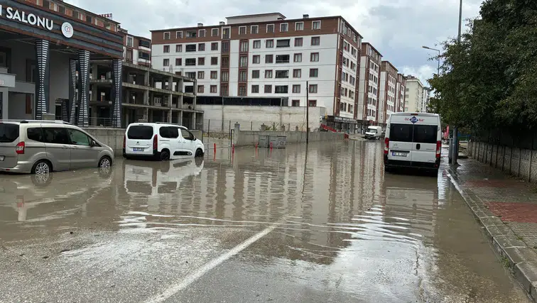 Çerkezköy'de aniden bastıran sağanak ulaşımı felç etti: Caddeler göle döndü