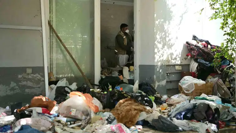Kuşadası’nda bir mahalle nefes aldı: 3 katlı evden 6 kamyon çöp çıktı