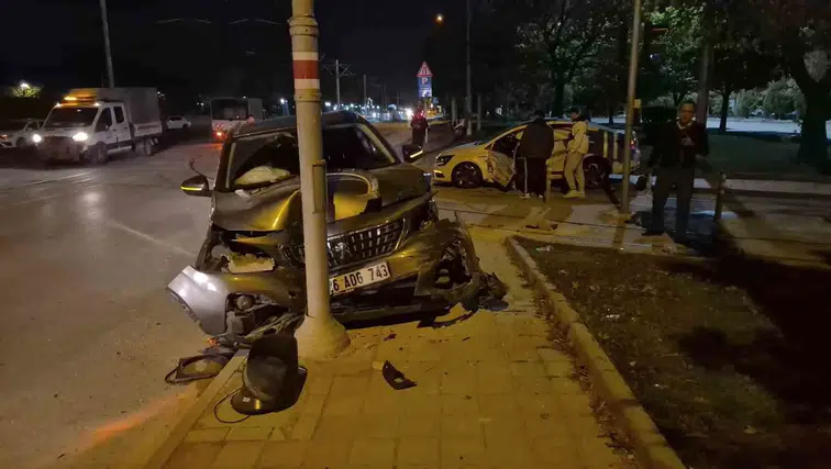 Tepebaşı'ndaki trafik kazasında yaralıyı ikna çabası dakikalar sürdü