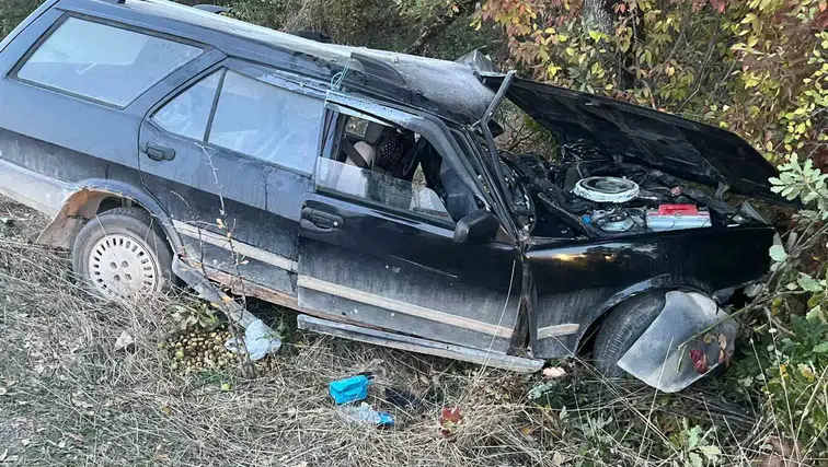 Safranbolu yolunda direksiyon hakimiyetini kaybeden sürücü ağaca çarparak sıkıştı
