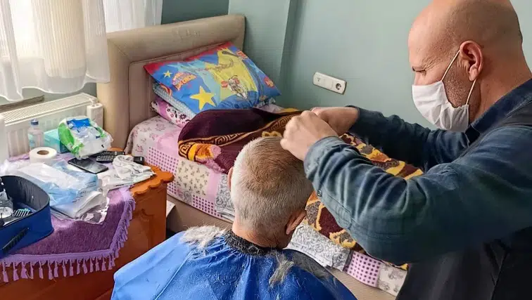 Efeler'de sosyal belediyecilik: Evde bakım hizmetiyle hayatlar kolaylaşıyor