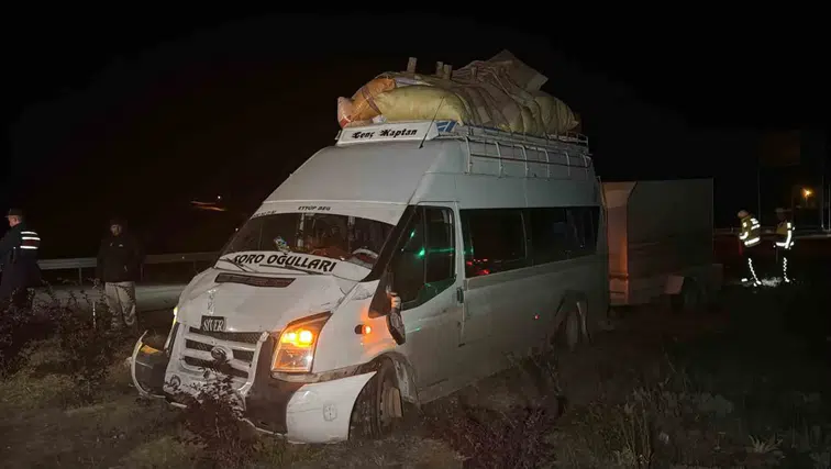 Sivas-Ankara karayolunda mevsimlik işçi taşıyan minibüs ile otomobil çarpıştı