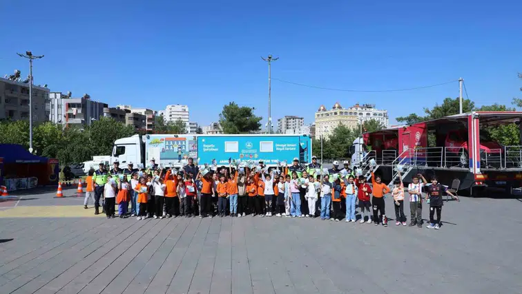 Mardin'de jandarma miniklere trafik kurallarını sahada öğretiyor