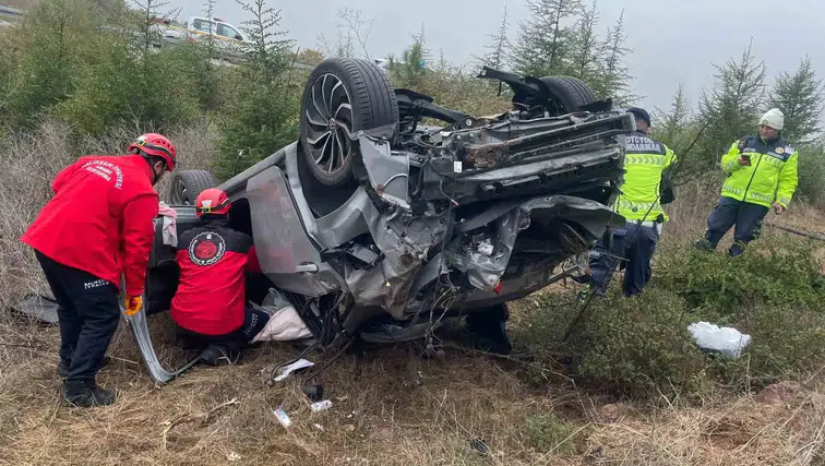 İzmir-İstanbul Otoyolu'nda korkutan kaza: Bariyerleri aşan otomobil şarampole yuvarlandı
